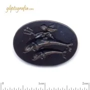 Γλυπτογραφία σφραγιδόλιθος Eρωτάκι με τρίαινα και δελφίνια Γλυπτογραφία σφραγιδόλιθος Eρωτάκι με τρίαινα και δελφίνια